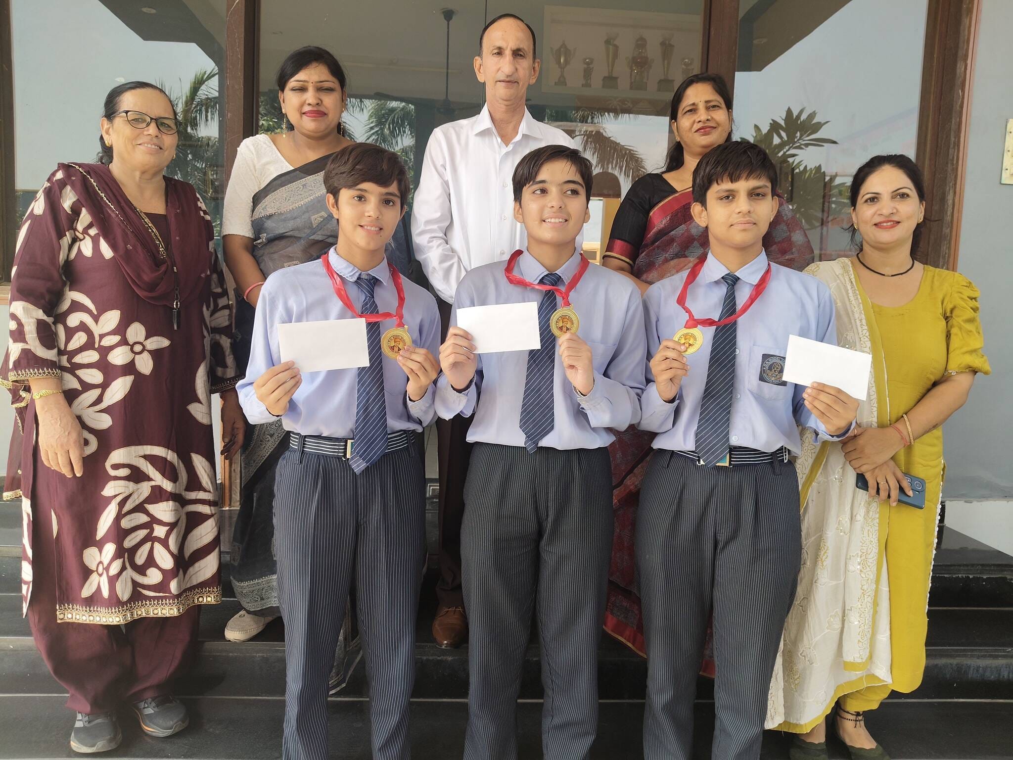21जेएनडी05: विजेता खिलाड़ियों के स्कूल पहुंचने पर प्राचार्य व निदेशक सम्मानित करते हुए। स्रोत: