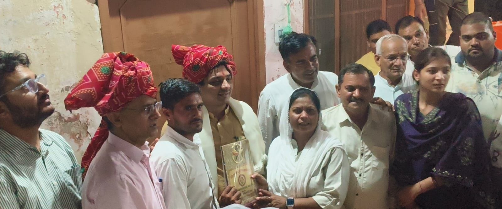 21जेएनडी14: ब्यूटी पार्लर के शुभारंभ पर गीता कंडेला को सम्मानित करते हुए ग्रामीण। स्रोत : संस्थ
