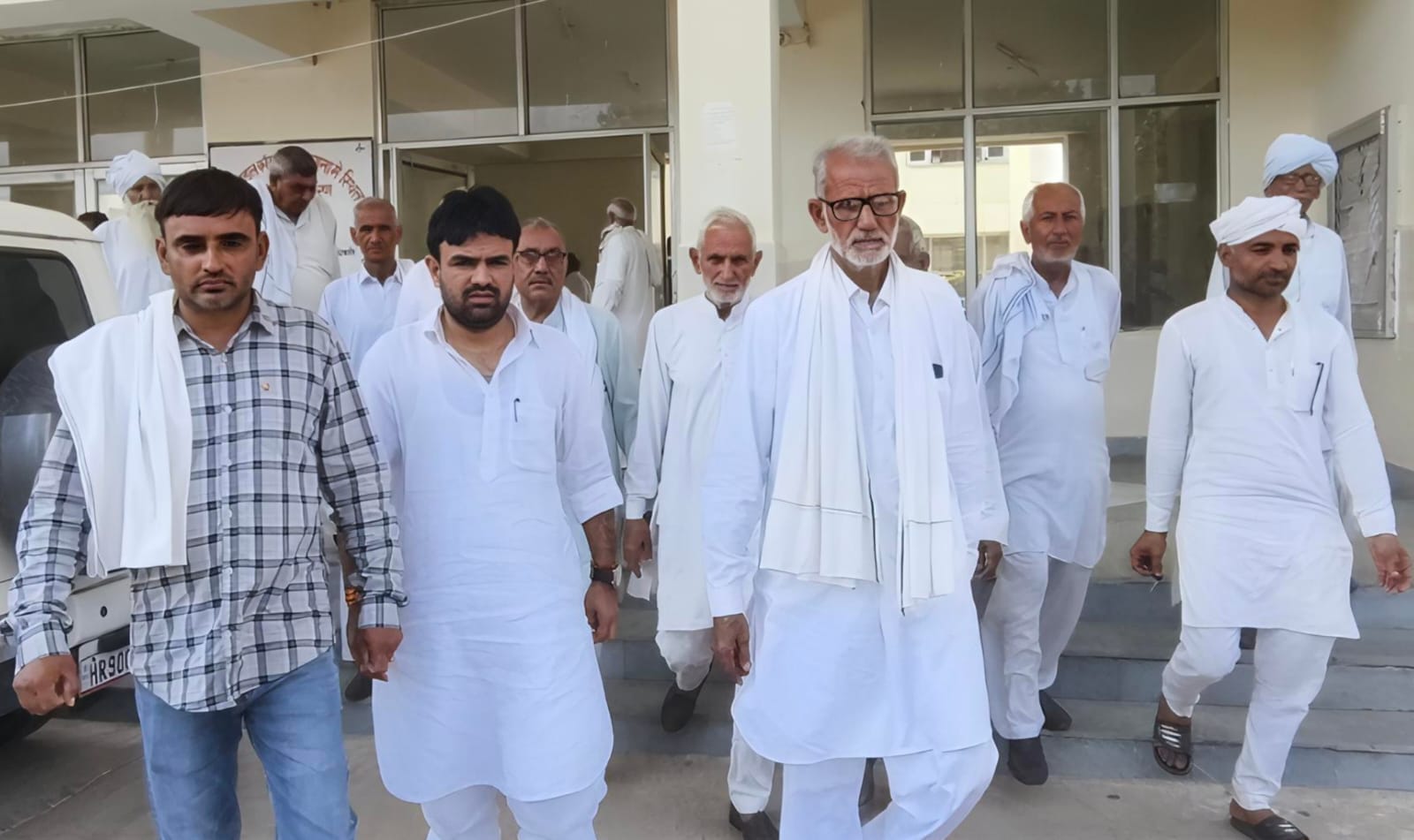 21उचाना03 : एसडीएम से मिलने पहुंचे सरपंच, पंच व मौजिज लोग। संवाद