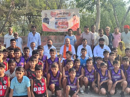 22jjrp09- छारा में आयोजित प्रतियोगितकके दौरान मुख्यातिथि के साथ खिलाड़ी। स्रोत : आयोजक