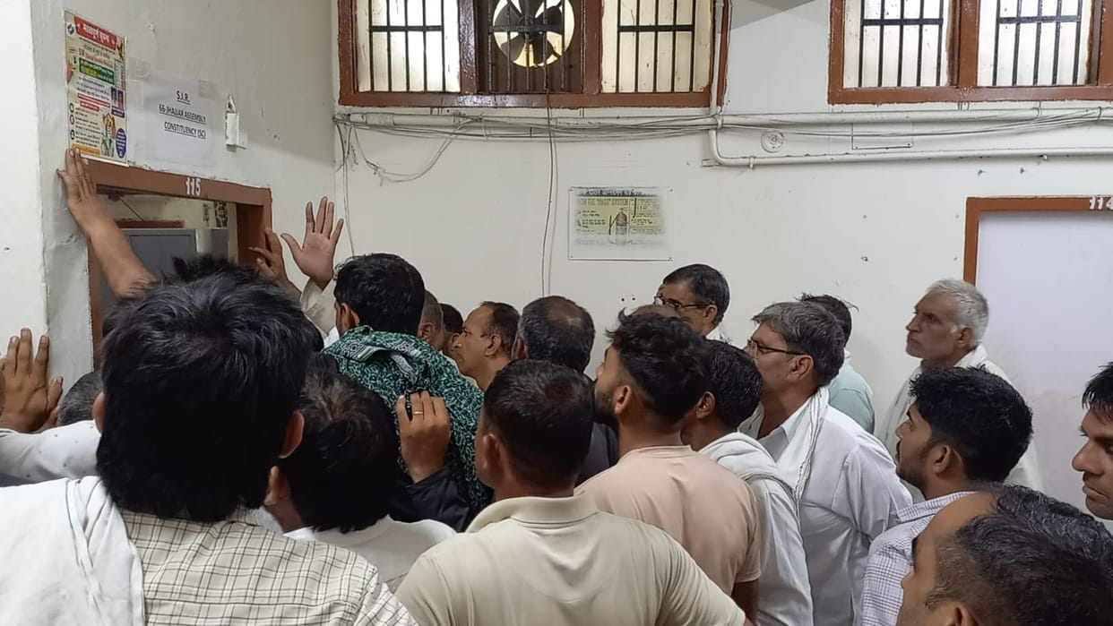 Crop registration system collapses, farmers create an uproar; SDM orders additional arrangements.
