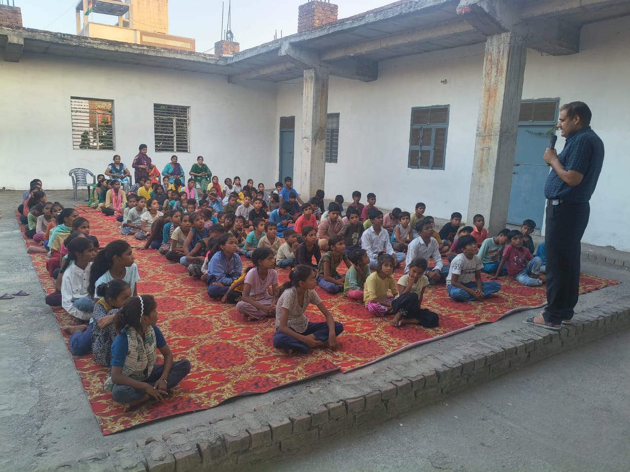 Children paid tribute to the brave martyrs.