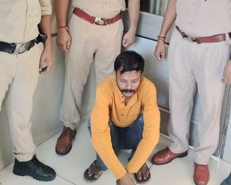 अंबाला कैंट रेलवे स्टेशन की आरपीएफ पोस्ट पर मौजूद भगौड़ा आरोपी तरुण गिल। आरपीएफ