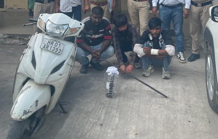 अंबाला सिटी में पुलिस द्वारा एक्टिवा व हथियार सहित पकड़े गए तीनों आरोपी। पुलिस