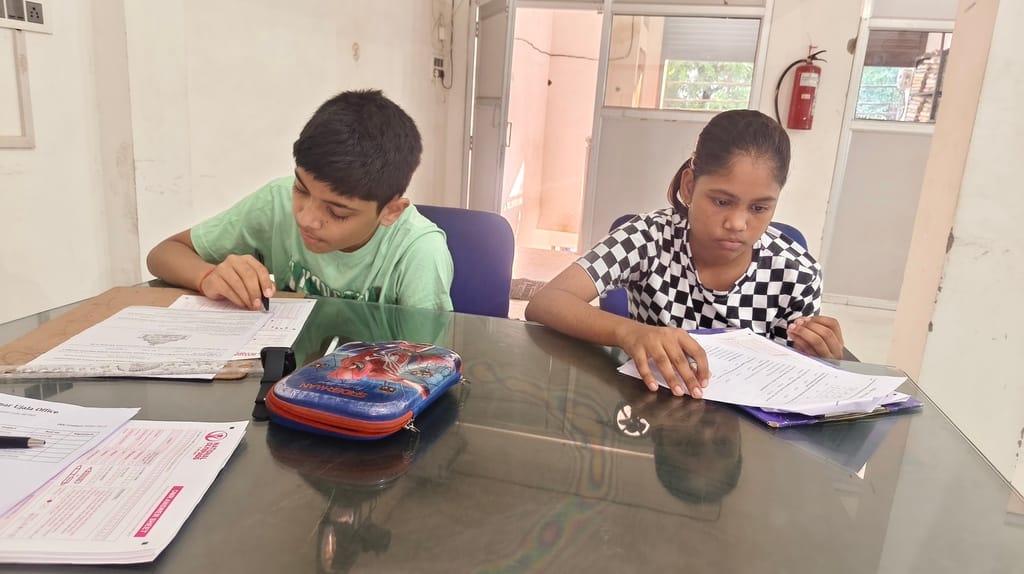अमर उजाला की ओर से आयोजित ओलंपियाड परीक्षा में हिस्सा लेते बच्चे। संवाद
