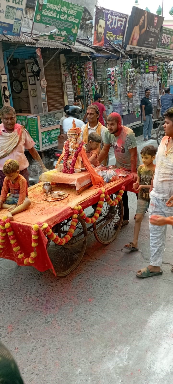 अनूपशहर में गणेश विसर्जन के जाते भक्त। संवाद