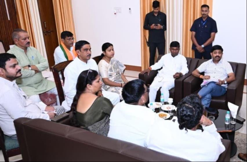 अष्टभुजा निरीक्षण गृह में जनप्रतिनिधिगण व अधिकारियों संग बैठक करते जिला के प्रभारी व प्रदेश क