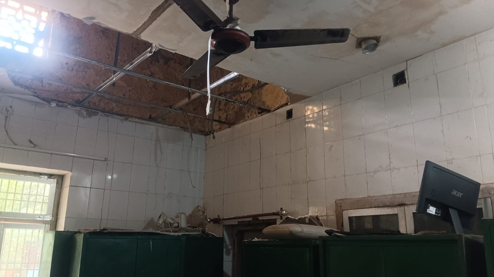 बाबू ईश्वर शरण चिकित्सालय में सीएमएस कार्यालय परिसर में टूटकर गिरी फाल्स सीलिंग। संवाद 