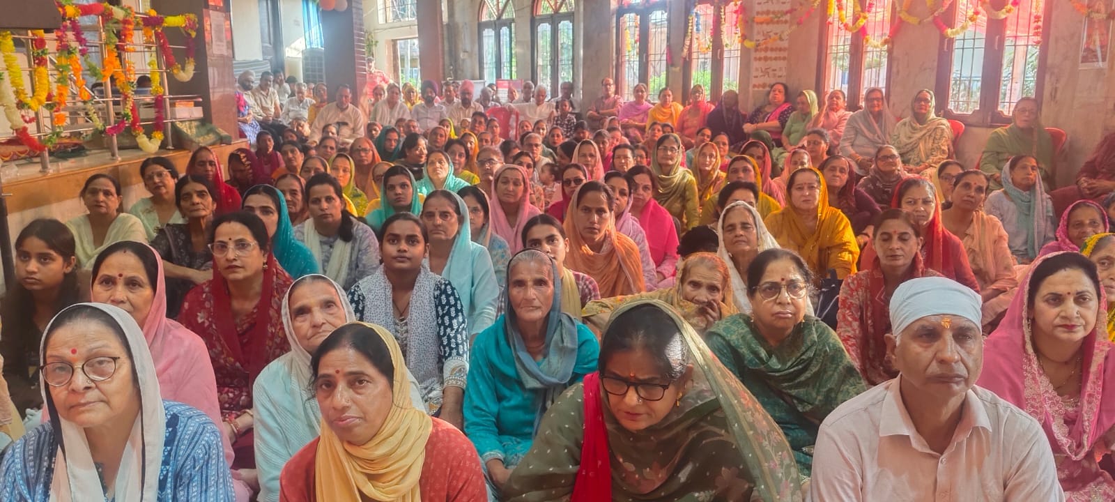 बाबा विश्वकर्मा मंदिर में आयोजित कथा में मौजूद श्रद्धालु। संवाद