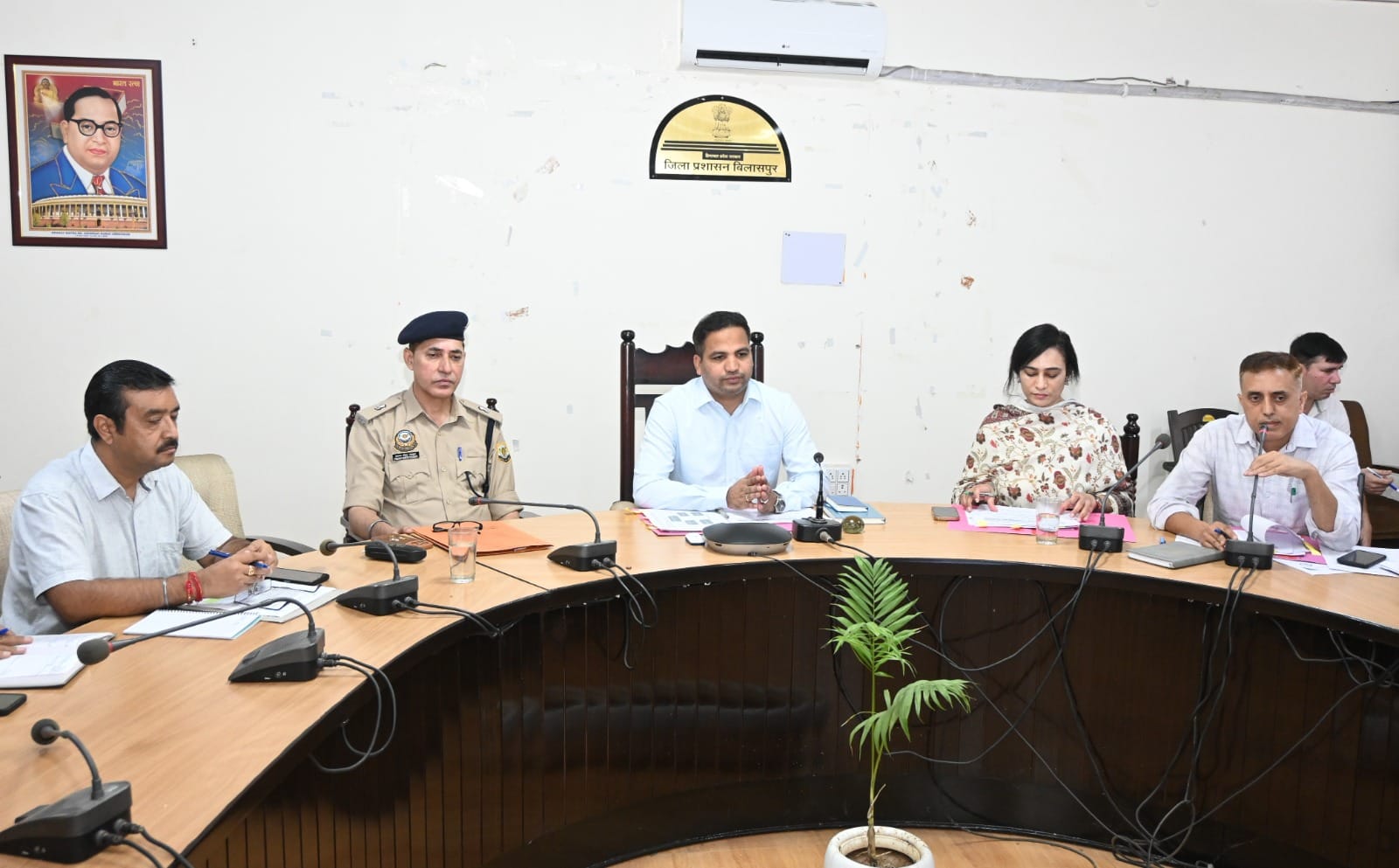 बचत भवन बिलासपुर में आयोजित जिला स्तरीय समिति की बैठक में मौजूद अधिकारी। स्रोत: डीपीआरओ