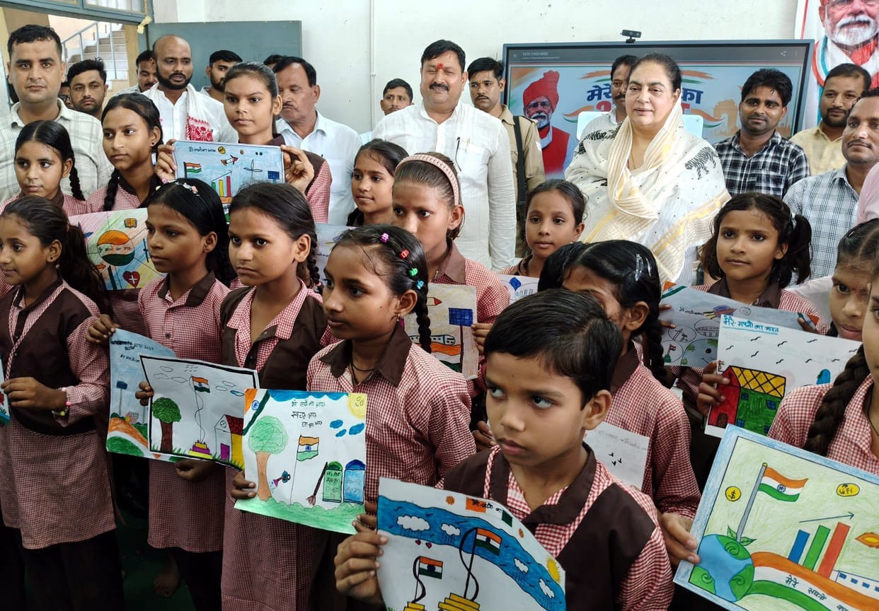 Students depicted the India of their dreams through painting.