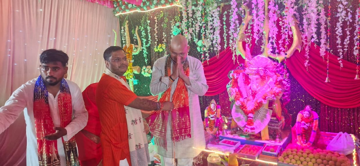Chants of 'Bappa' echoed during the Maha Aarti.