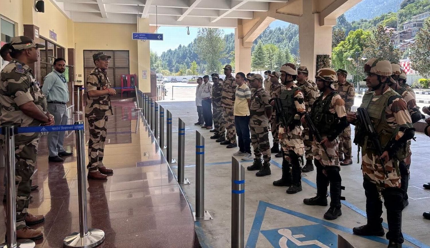 भुंतर हवाई अड्डे की सुरक्षा को हुई मॉक ड्रिल से पहले तैयार सीआईएसएफ के जवान। स्त्रोत एयरपोर्ट