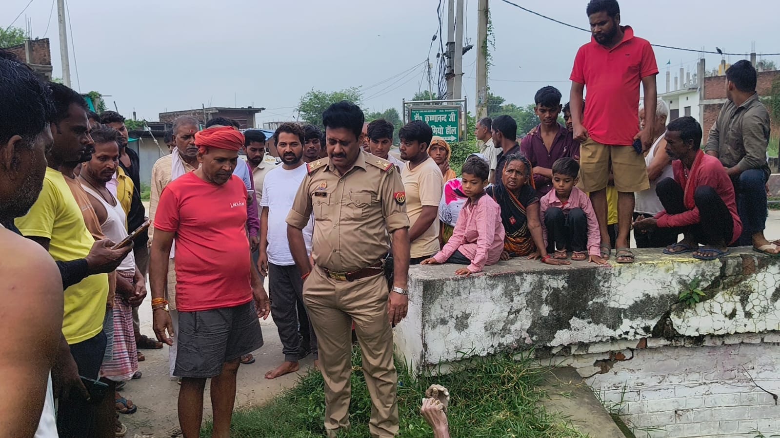 भदौरा स्थित बड़ी पुलिया के पास शव मिलने के बाद स्थानीय लोगों से पूछताछ करते पुलिसकर्मी। संवाद