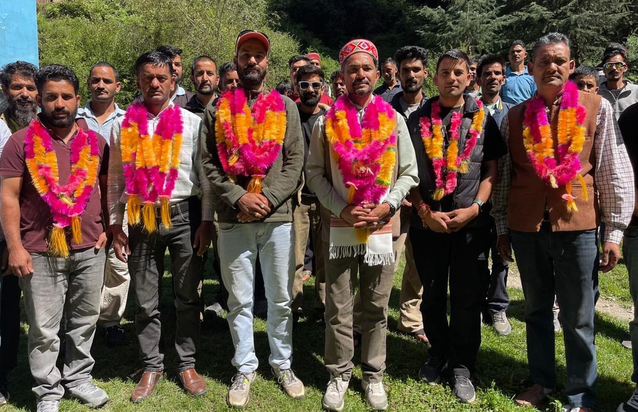 Surendra becomes President of the Lambhari Taxi-Maxi Union.