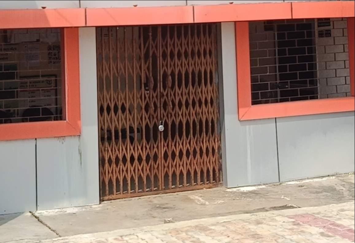 बरहनी ब्लाक के मुख्य गेट पर लटका ताला। संवाद