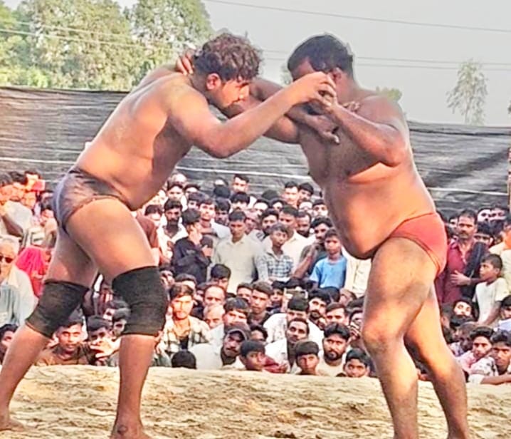 बरखेड़ा मेला के दंगल में कुश्ती लड़ते पहलवान संवाद