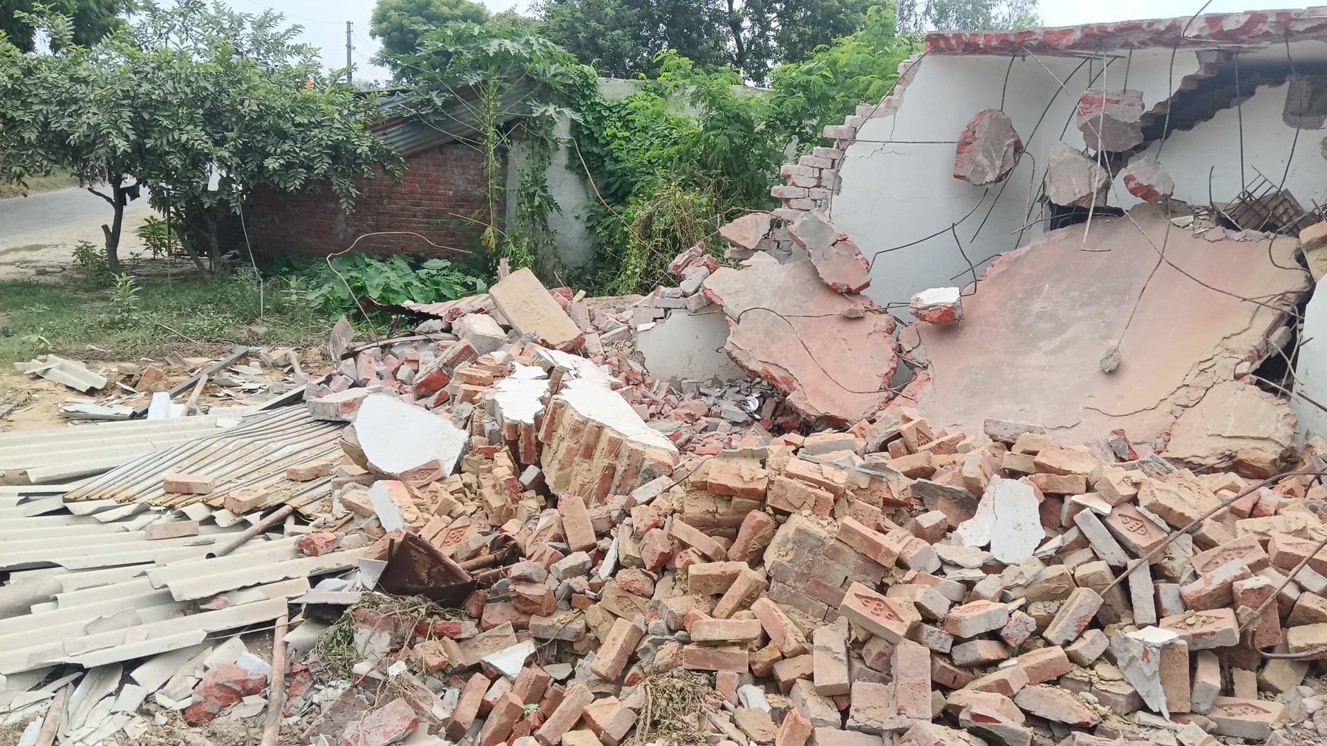 बरियावन में ध्वस्त किए गए मकान का मलबा। संवाद
