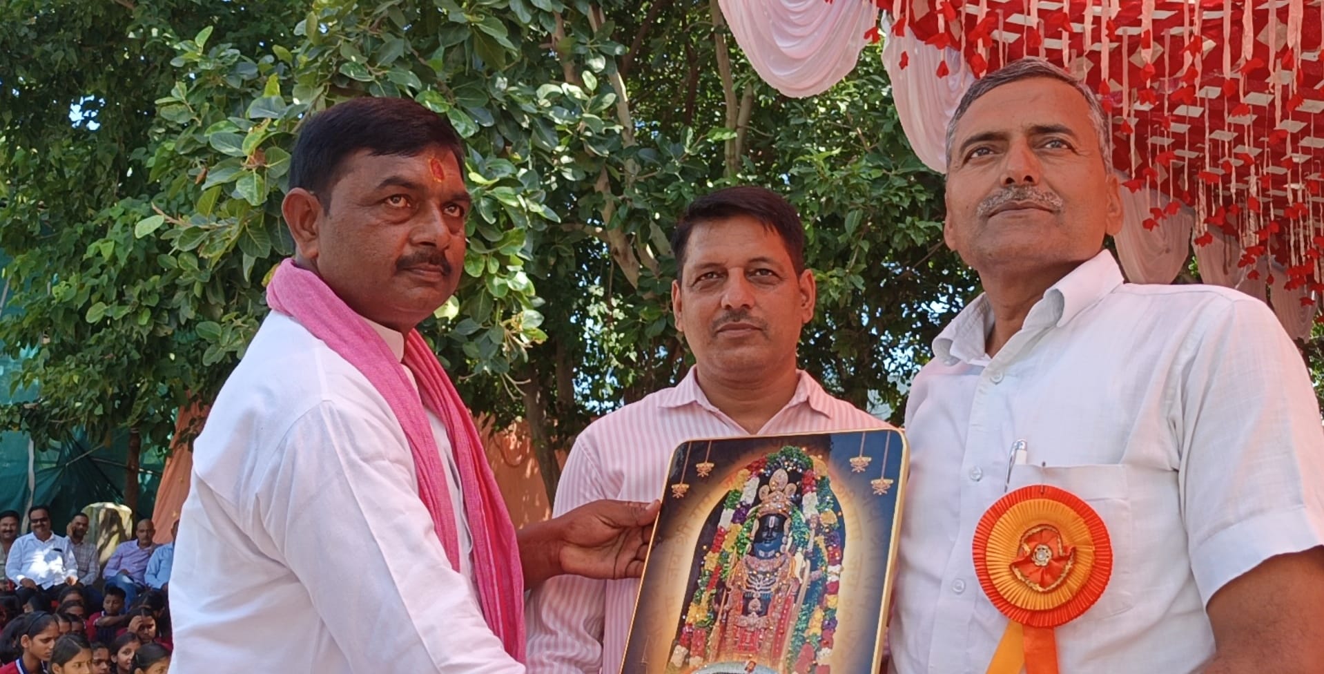 बड़ागांव में आयोजित कार्यक्रम में राज्यपाल पुरस्कार प्राप्त शिक्षक का सम्मान करते हुए। स्रोत-आय