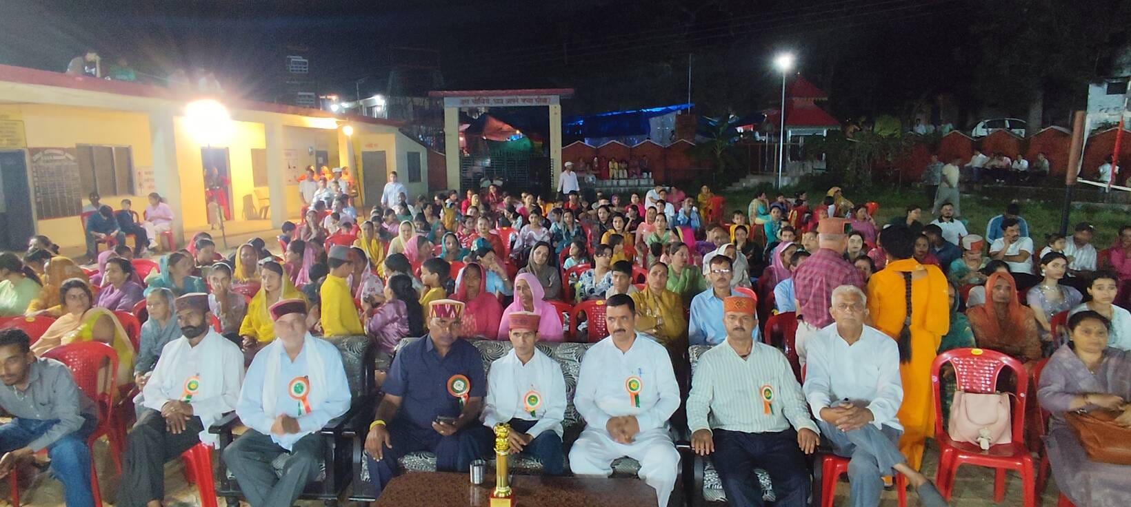 बड़गांव में आयोजित पज्याल जख मेले की अंतिम संध्या में उपस्थित लोग। स्रोत: जागरूक पाठक।