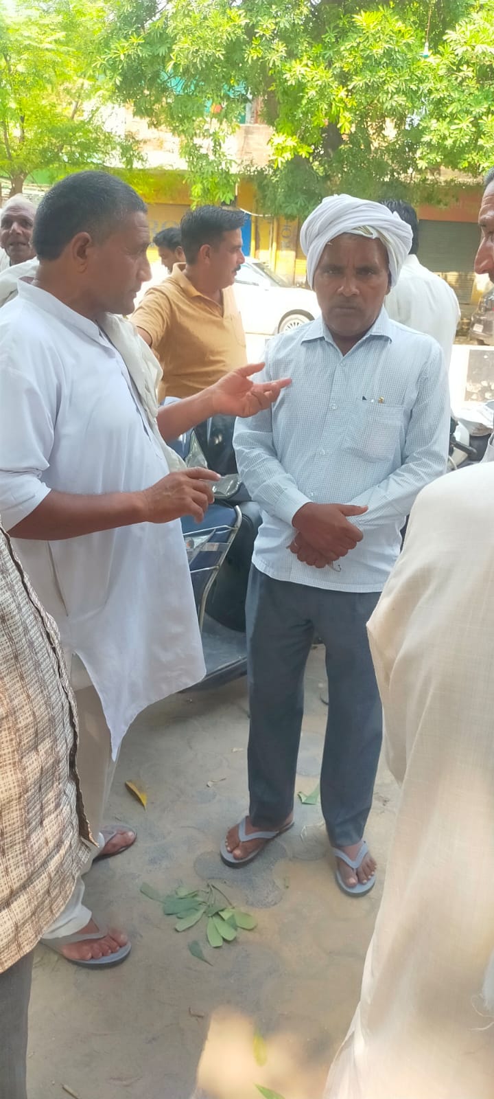 बुढ़ाना में बैंक के बाहर खड़े ग्राहक : संवाद