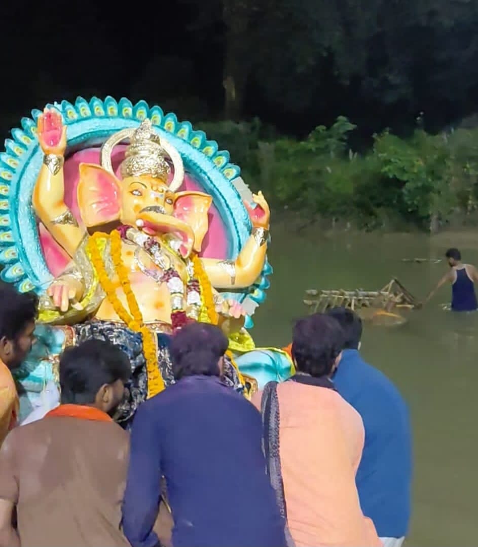 बढ़नी नगर से चरगहवा नदी में गणेश प्रतिमा विसर्जन करते श्रद्धालु। संवाद