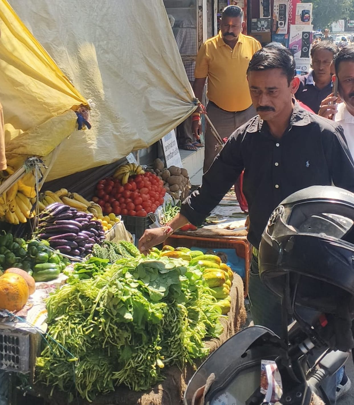 Action taken against encroachment in the main market; goods from seven shops, including three pushcarts, confiscated.
