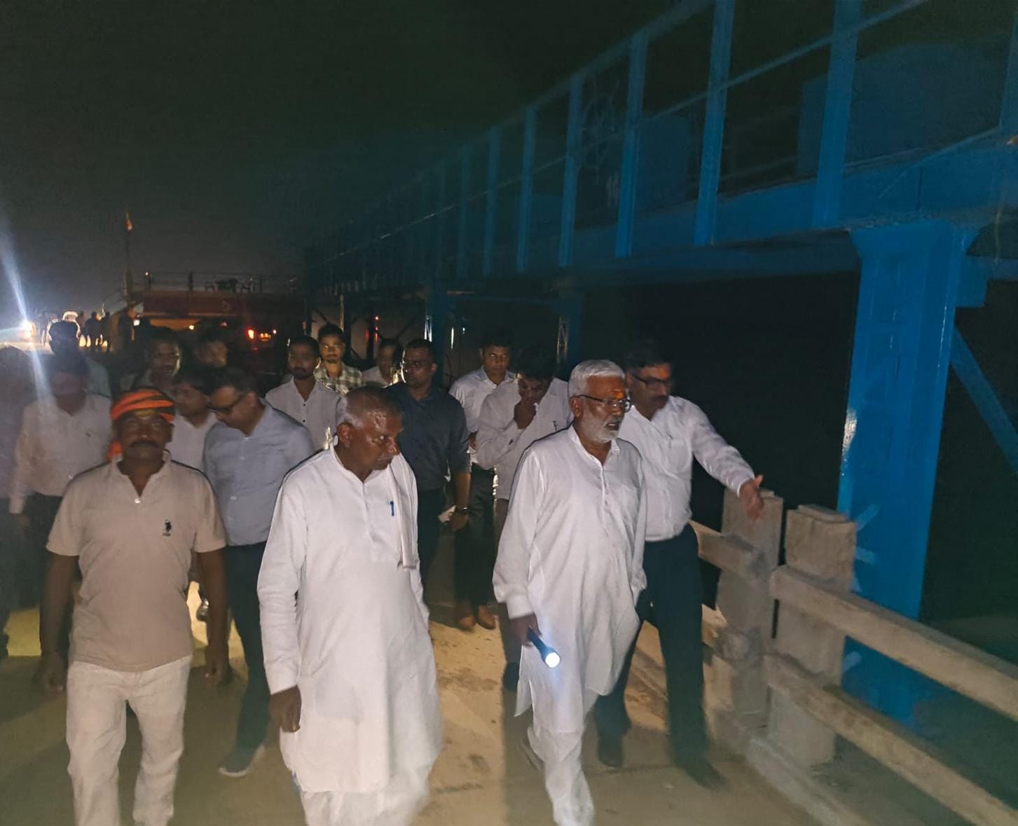 चकिया चंद्रप्रभा बांध पर रात में निरीक्षण करते सिंचाई मंत्री स्वतंत्र देव सिंह पटेल। संवाद