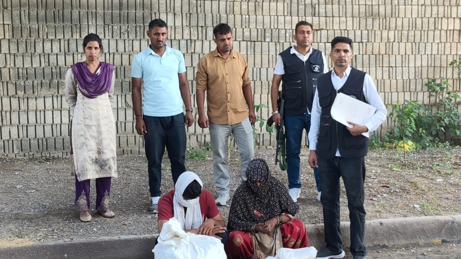 चूरापोस्त के साथ पकड़े गए आरोपी स्त्रोत पुलिस विभाग