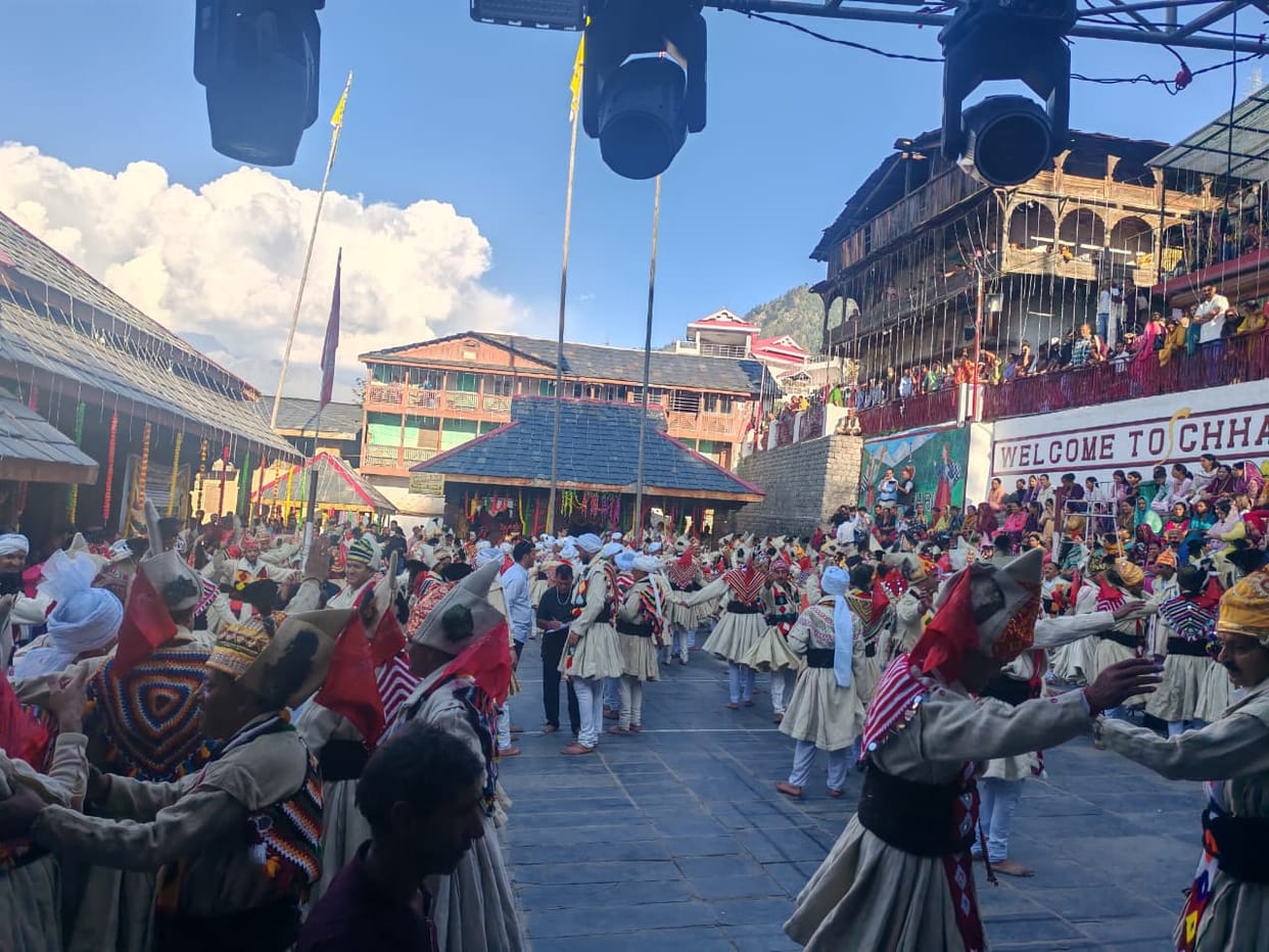 Devotees sway to the song "Shiv Kailashon Ke Vasi" and "Banglu Meri Par."