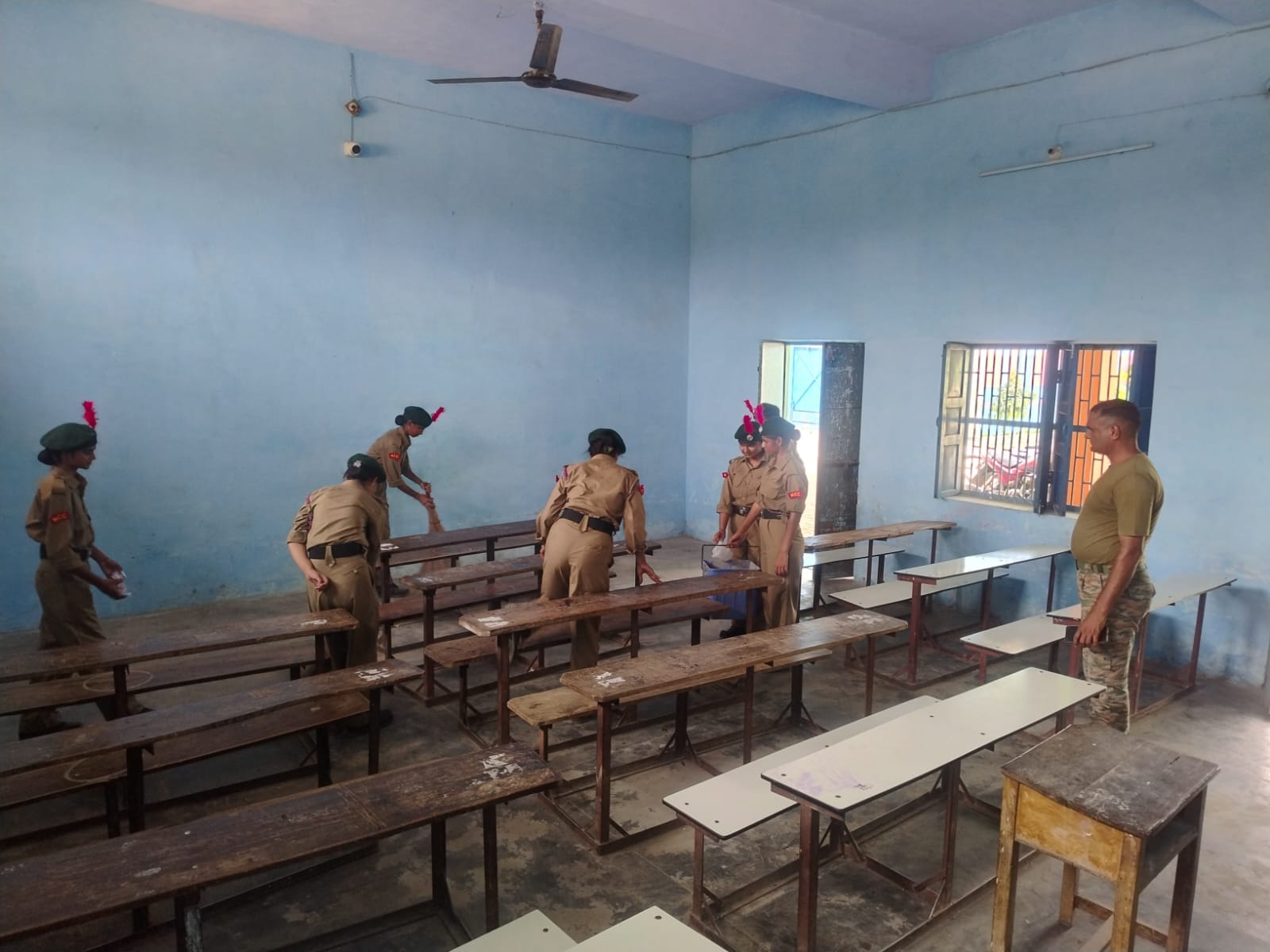 ए एस इंटर कॉलेज में एनसीसी कैडेटिक्स कक्षा में साफ सफाई करते हुए । (स्रोत संस्थान) मवाना