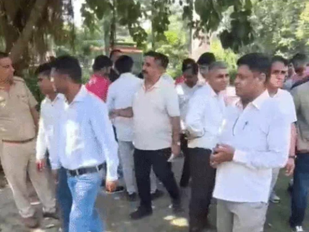 एडीसी को मांग पत्र देने पहुंचे ग्राम सचिव स्वंय