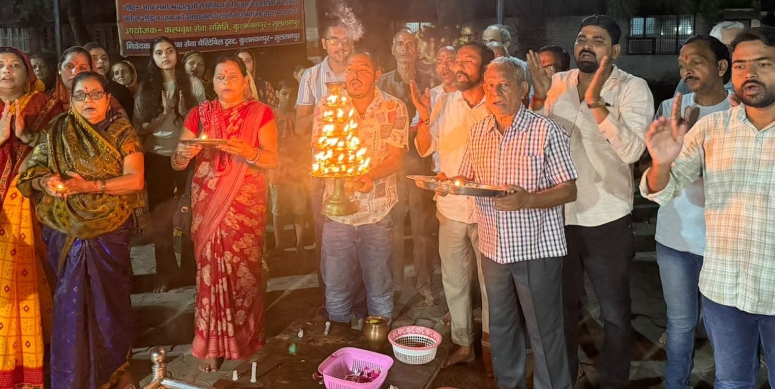 एकादशी पर कल्पवृक्ष धाम में आयोजित महाआरती में शामिल श्रद्धालु। स्रोत-सोशल मीडिया