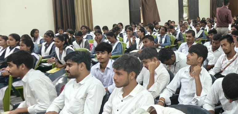 एलबीएस पीजी कॉलेज में आयोजित सेमिनार में मौजूद विद्यार्थी। स्रोत: महाविद्यालय