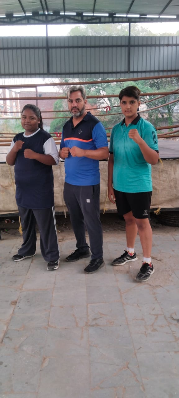 एसजीएफआई राज्य स्तरीय बॉक्सिंग चैंपियनशिप में कांस्य पदक विजेता सेजल और सांची कोच संजय कुमार के