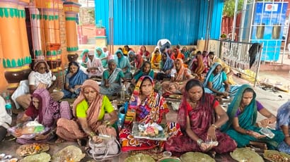 फल्गु नदी के तट पर स्थित देवघाट पर पिंडदान करते पिंड़दानी