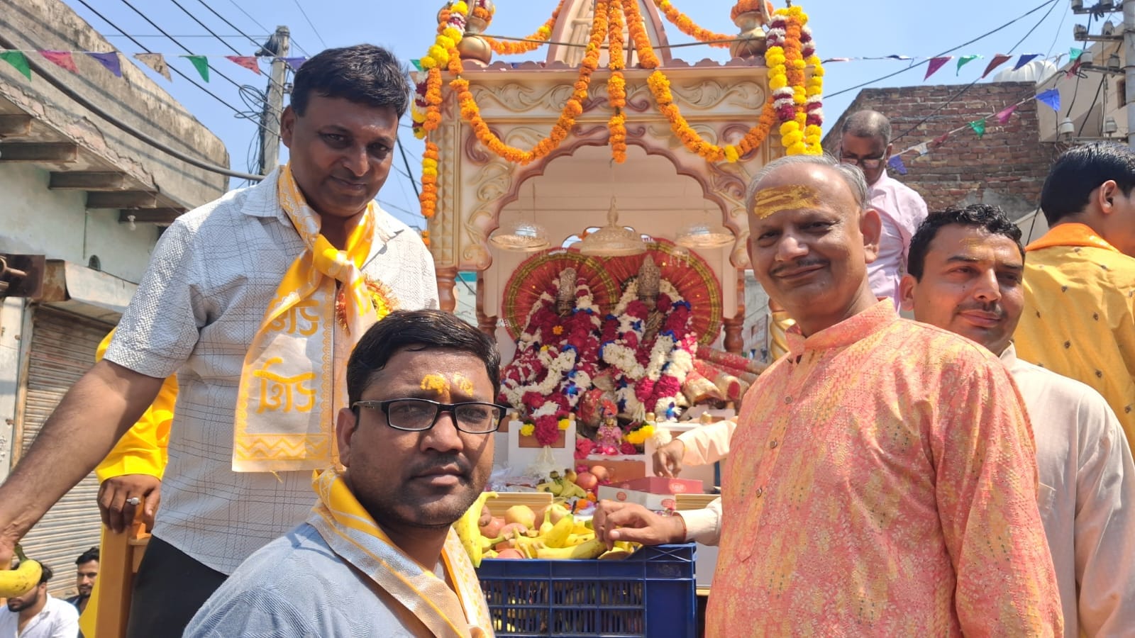 फर्रुखनगर:-जलझूलनी एकादशी के पावन पर्व पर फर्रुखनगर में वामन भगवान की भव्य रथ यात्रा का दृश्य