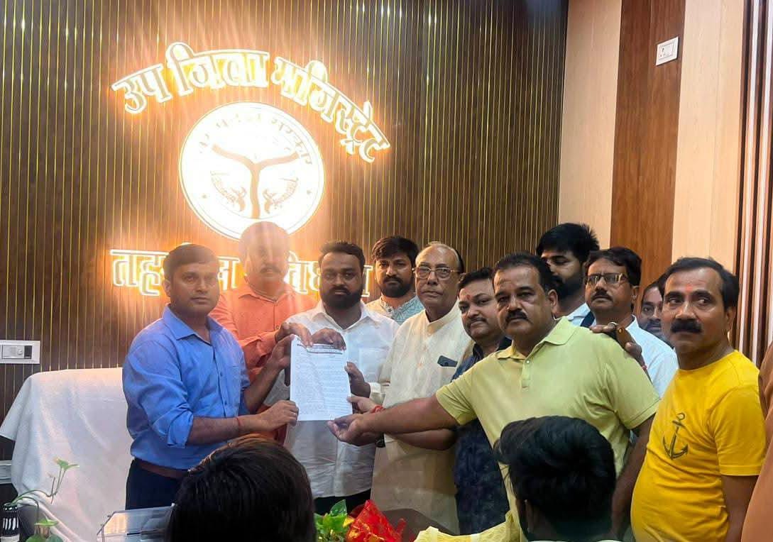 फोटो -12- एसडीएम को ज्ञापन देते व्यापारी। संवाद