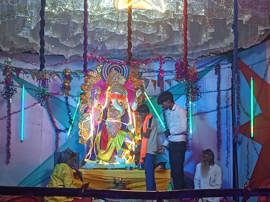 फोटो-14-बलरामपुर के जरवा में पूजा अर्चना करते श्रद्धालु ।-स्रोत : आयोजक