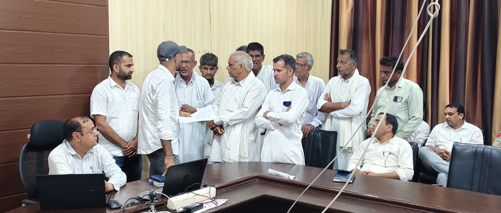 फोटो 2 नरवाना। माइनर की टेल तक नहीं पहुंचने पर समस्या बताते हुए ग्रामीण। स्रोत ग्रामीण।