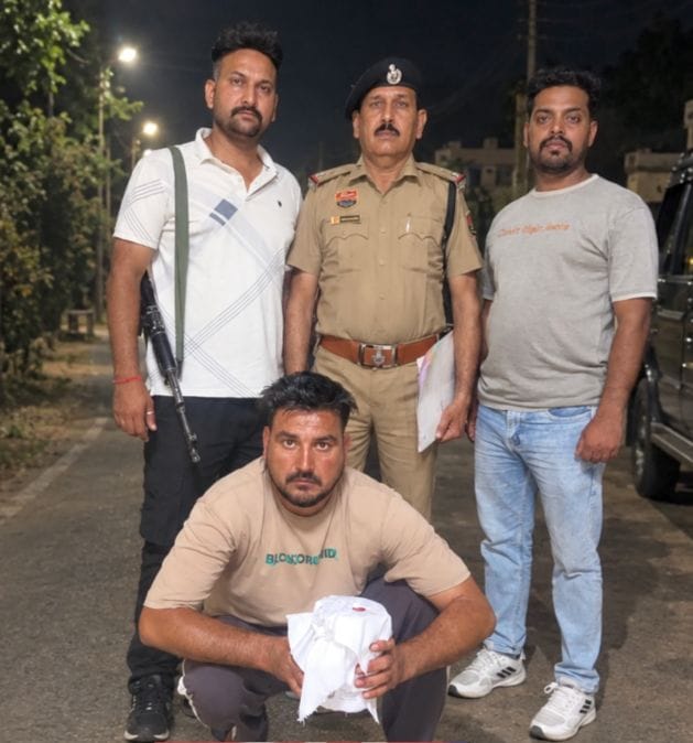 फोटो 21जेएनडी10-पुलिस गिरफ्त में नशीले पदार्थ के साथ पकड़ा गया आरोपी। स्रोत पुलिस