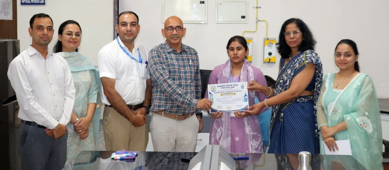 Sonal, Garima, and Kamna's team tops the quiz.