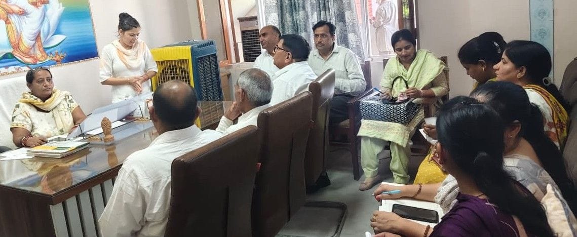 फोटो 21जेएनडी15-बीपीआईयू की बैठक में मौजूद खंड शिक्षा अधिकारी और अन्य अधिकारी। स्रोत कर्मचार