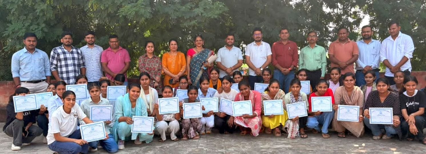 फोटो 21जेएनडी29-महर्षि जमदग्नि राजकीय कन्या महाविद्यालय पिल्लूखेड़ा की विजेता छात्राएं अपने स्ट