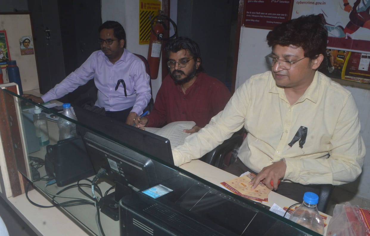 Bank employees worked while wearing black armbands in support of their demands.