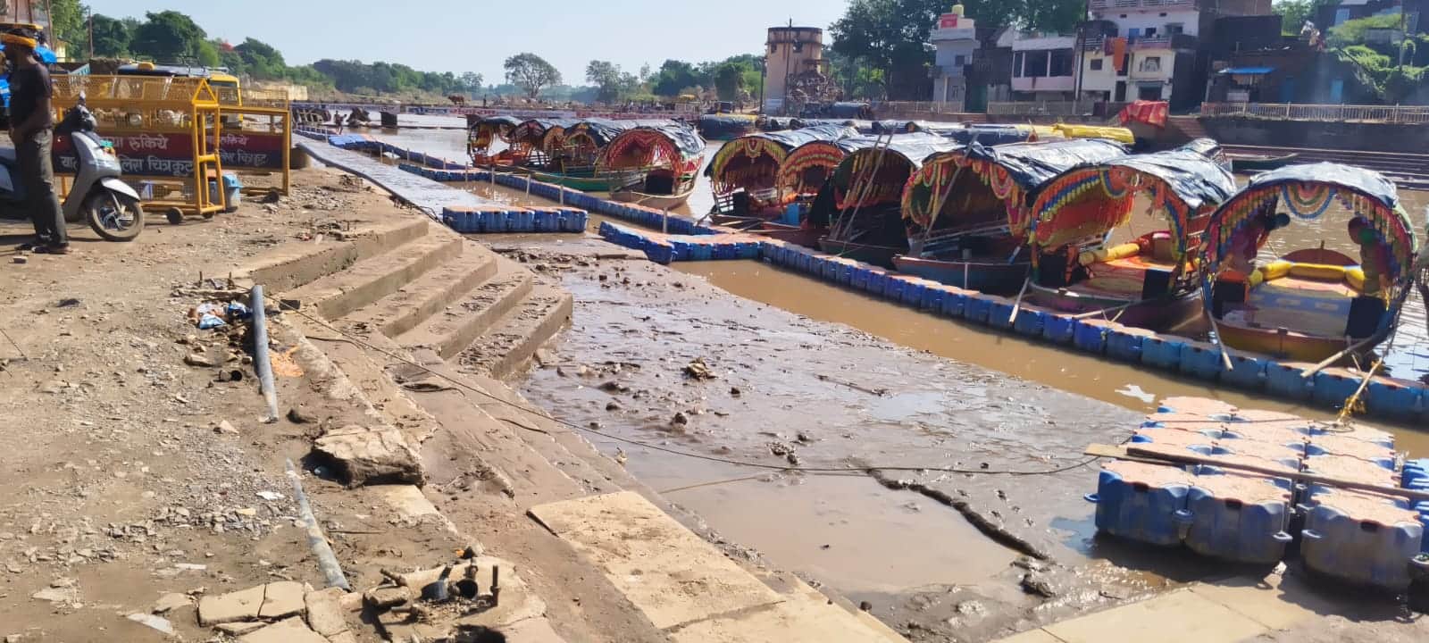 फोटो 22 सीकेटीपी 13 मंदाकिनी नदी स्थित रामघाट की क्षतिग्रस्त सीढि़यां व कीचड़। आर्काइव।