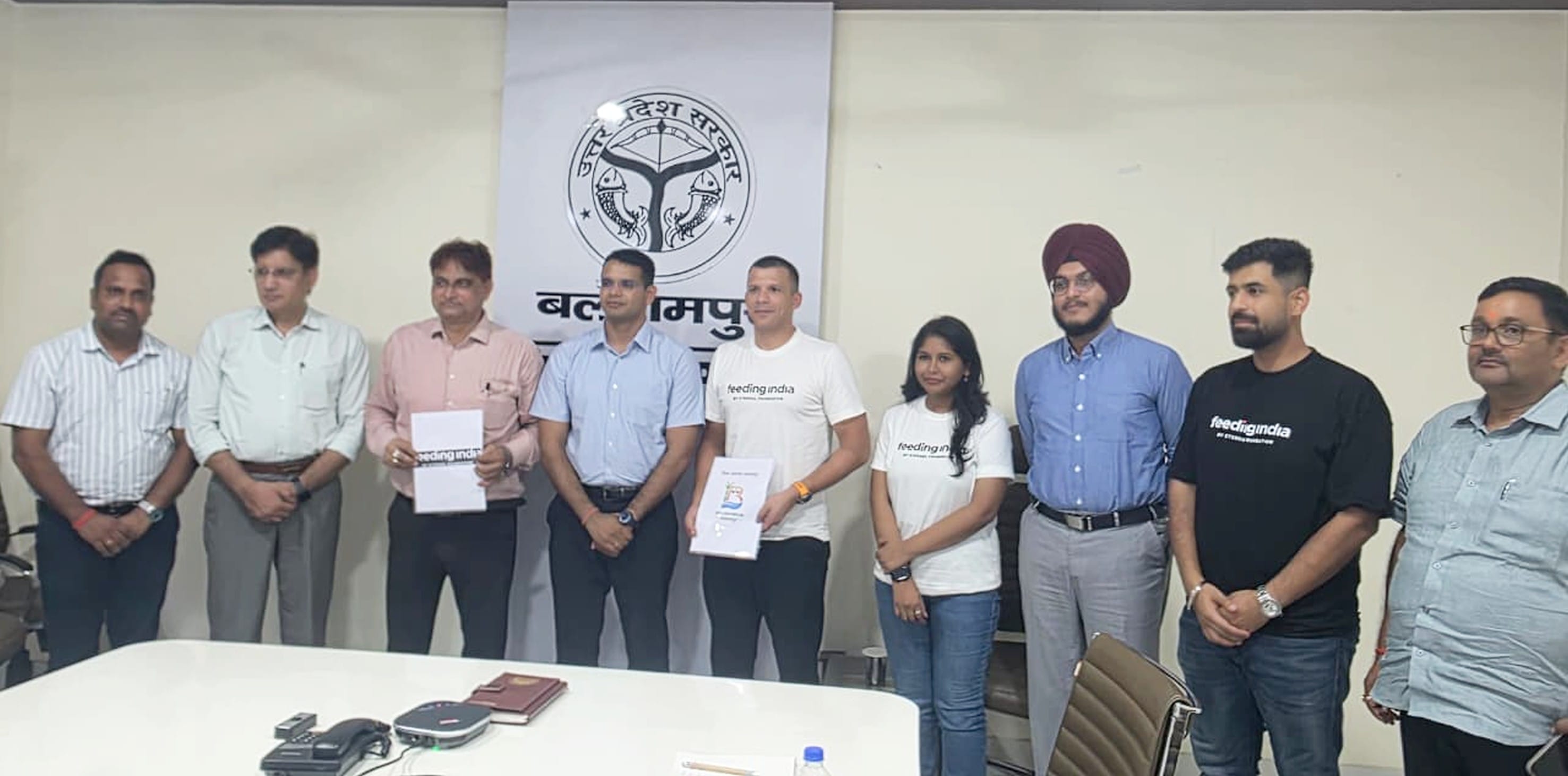 फोटो-28-बलरामपुर के कलेक्ट्रेट में एमओयू के दौरान मौजूद अधिकारी व अन्य।-स्रोत: विभाग
