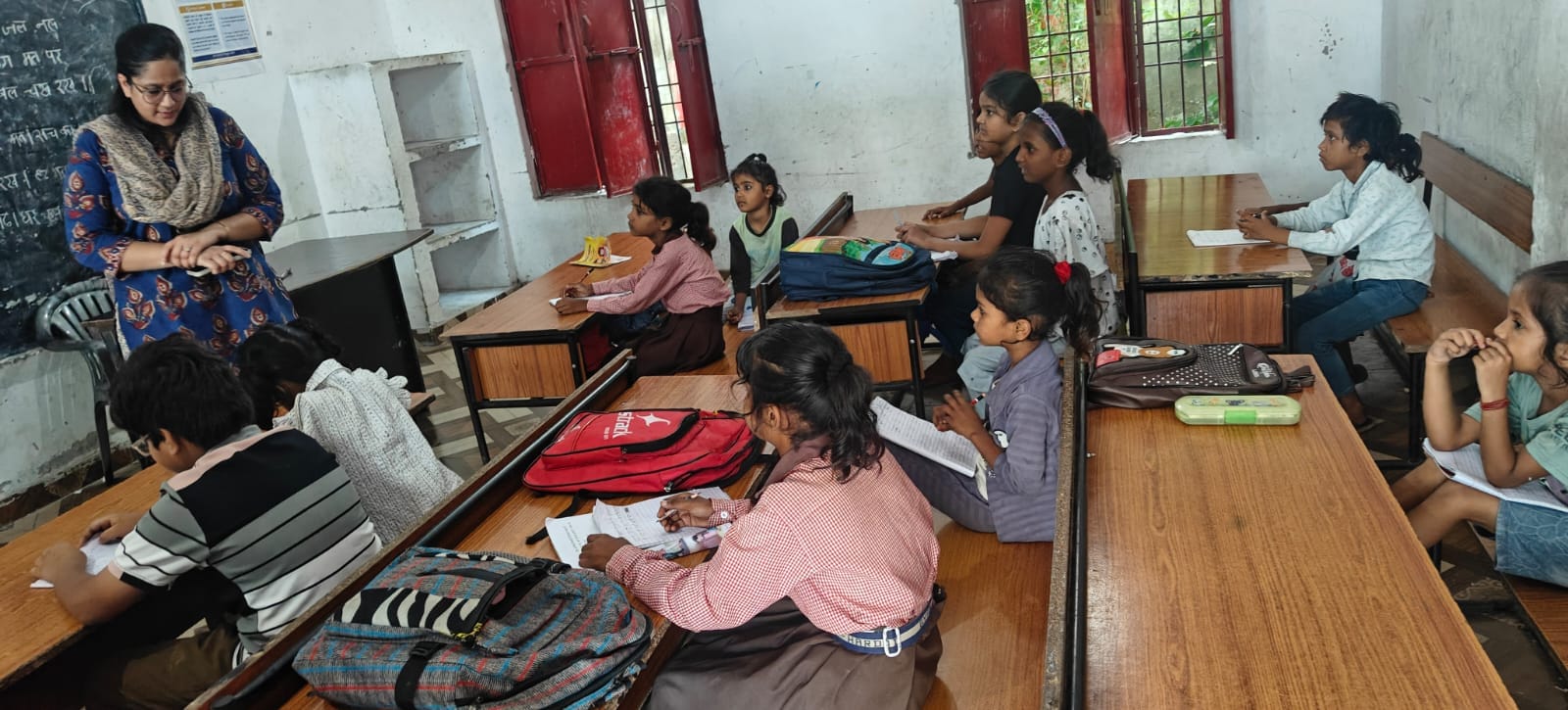 फोटो-33-प्राथमिक विद्यालय रेलवेगंज-द्वितीय में&nbsp;कक्षा&nbsp;कक्ष&nbsp;में&nbsp;निरीक्षण&nbsp