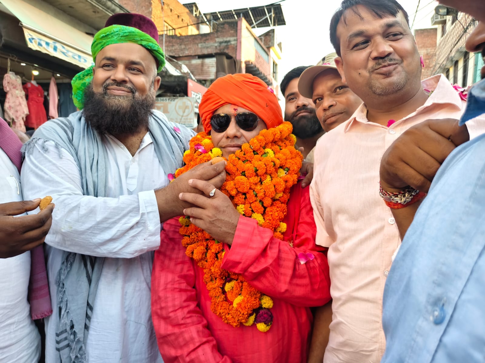 फोटो 48: संडीला में महावीर झंडा शोभायात्रा में छोटा चौराहा पर स्वागत करते मुस्लिम समाज के लोग। 