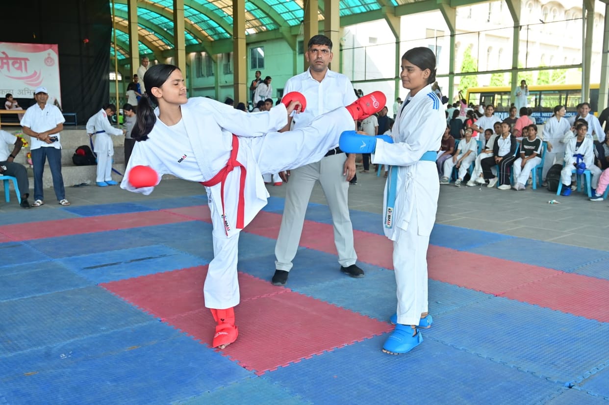 Mahendragarh became overall winner in school karate, under-14 team won the trophy